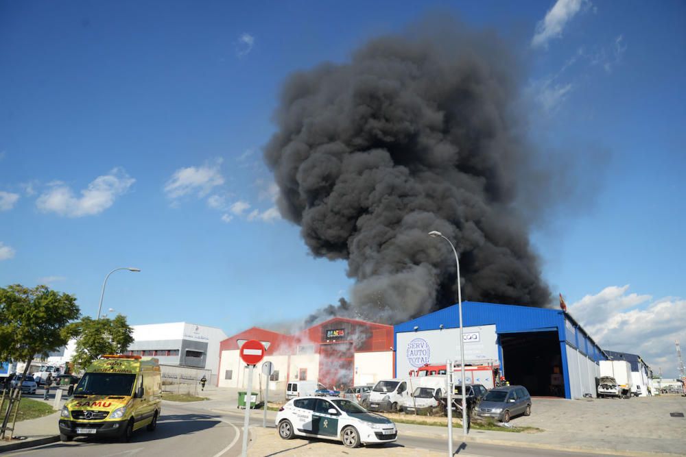 Incendio de varias naves industriales en el polígono de Marratxí