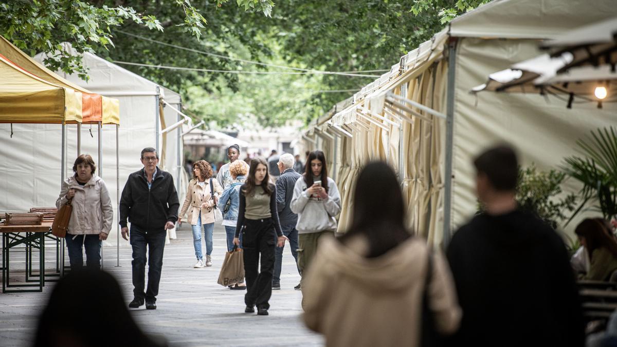 Muntatge dels expositors de l'edició d'enguany de l'ExpoBages al Passeig Pere III de Manresa