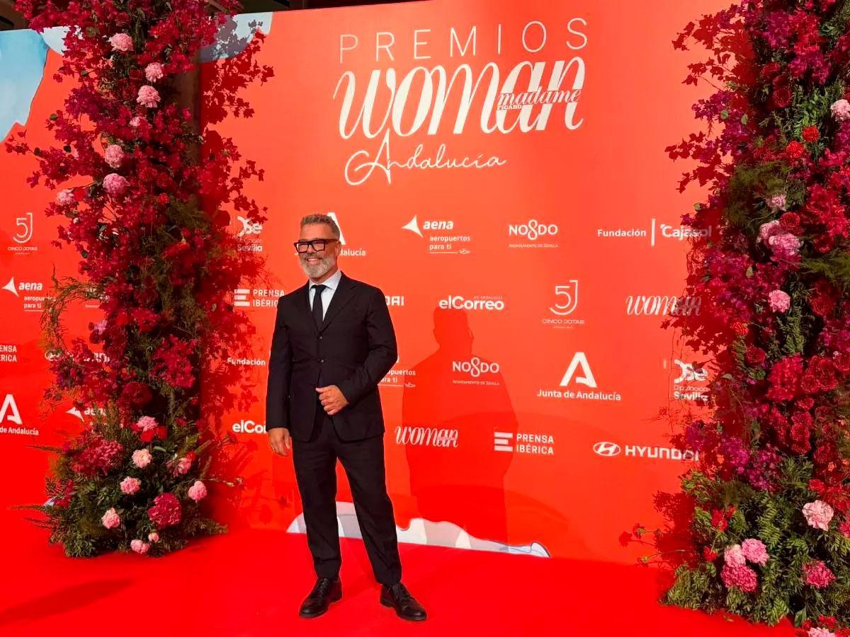 El estilista Víctor del Valle, en la alfombra roja de los Premios Woman Andalucía