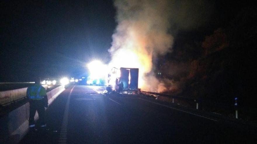 Imagen del incendio del camión en plena A-45.