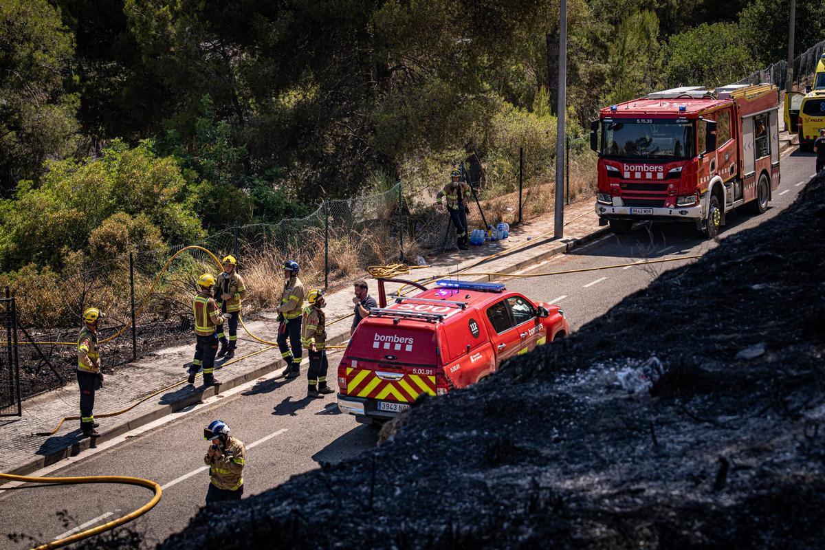 Los Bombers confían en perimetrar pronto el incendio forestal en Gavà que ha obligado a confinar a 6.000 personas