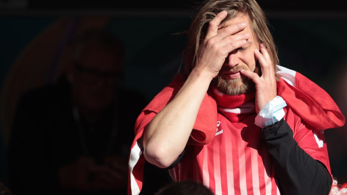 El fútbol contiene la respiración tras el desvanecimiento de Christian Eriksen