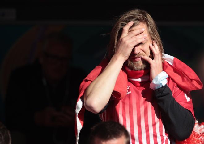 El fútbol contiene la respiración tras el desvanecimiento de Christian Eriksen