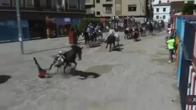 Susto taurino en Castellón: Un jinete cae del caballo durante la entrada de toros de La Vilavella