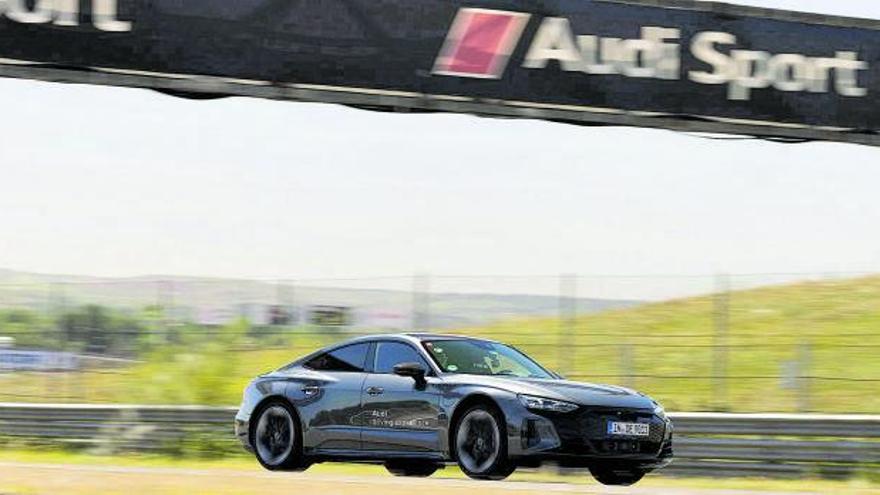 ATURAR-SE.  Els Audi R8 també van mostrar tot el seu potencial en la prova de frenada. audi