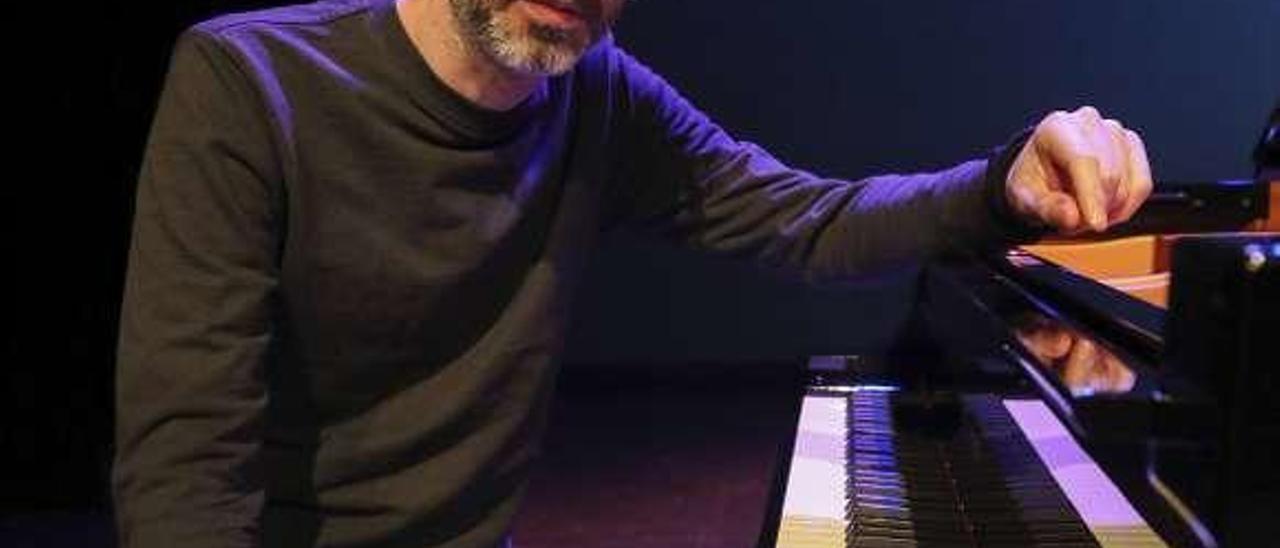 James Rhodes, ayer, con un piano, en el Centro Niemeyer.