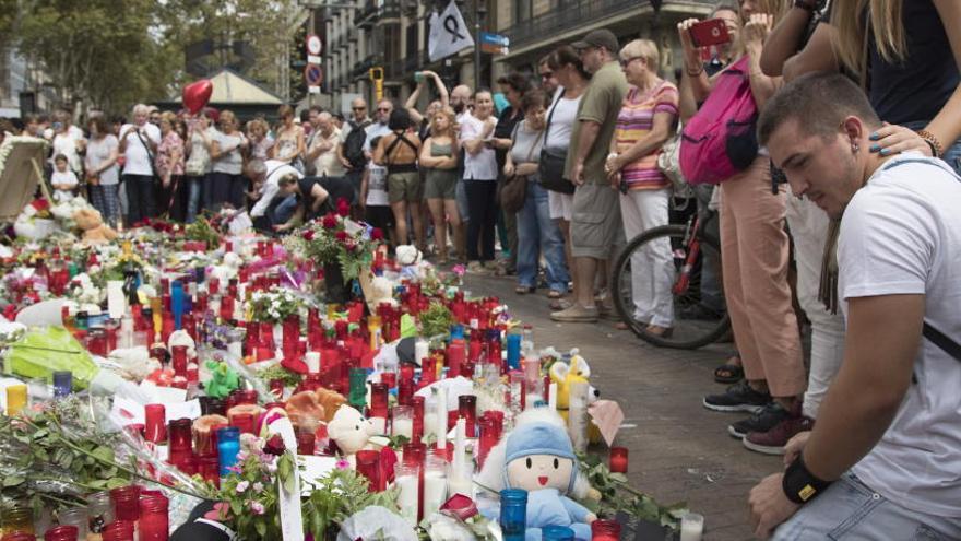 Continúan los homenajes a las víctimas de Barcelona.