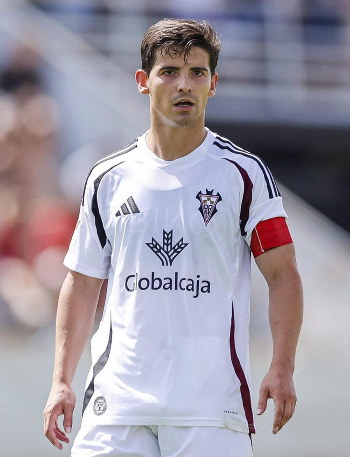 Riki, en un partido con el Albacete, equipo del que es capitán. |  Albacete Balompié