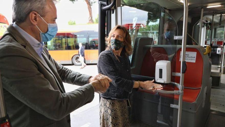 Zaragoza instala gel hidroalcohólico en todos los autobuses y el tranvía