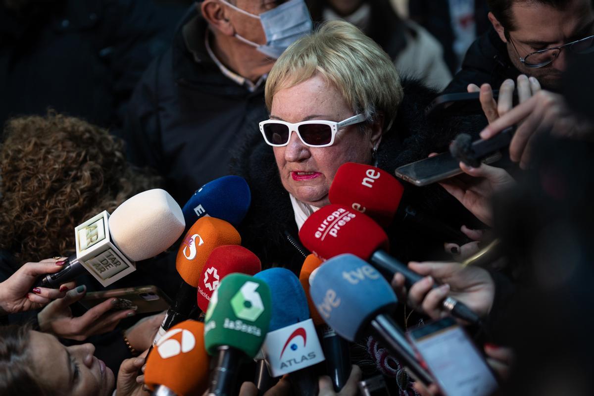 Celia Cogedor, madre del español Santiago Sánchez Cogedor, ofrece declaraciones tras este ser liberado de una cárcel de Irán, en el aeropuerto Adolfo Suárez-Madrid Barajas, a 2 de enero de 2024, en Madrid (España).