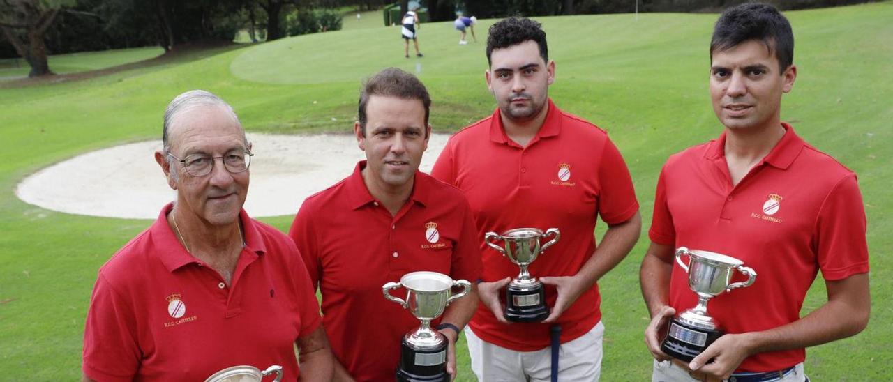 Por la izquierda, Miguel Díaz-Negrete Sanz, Miguel Díaz-Negrete Palacio, Pablo Alperi y Dani Granda, con las cuatro copas del Campeonato de España del Club de Golf de Castiello. | Marcos León