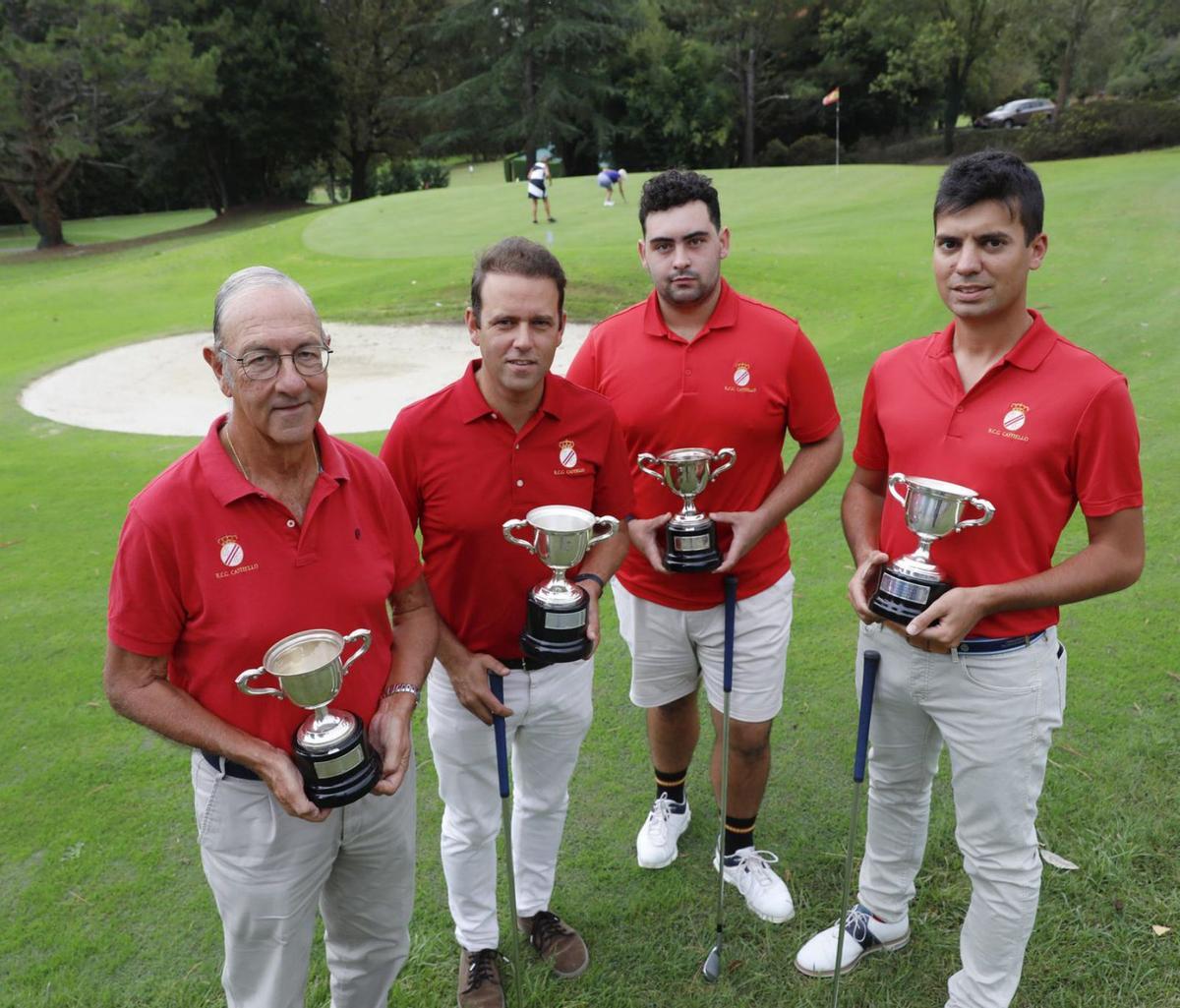 Por la izquierda, Miguel Díaz-Negrete Sanz, Miguel Díaz-Negrete Palacio, Pablo Alperi y Dani Granda, con las cuatro copas del Campeonato de España del Club de Golf de Castiello. | Marcos León