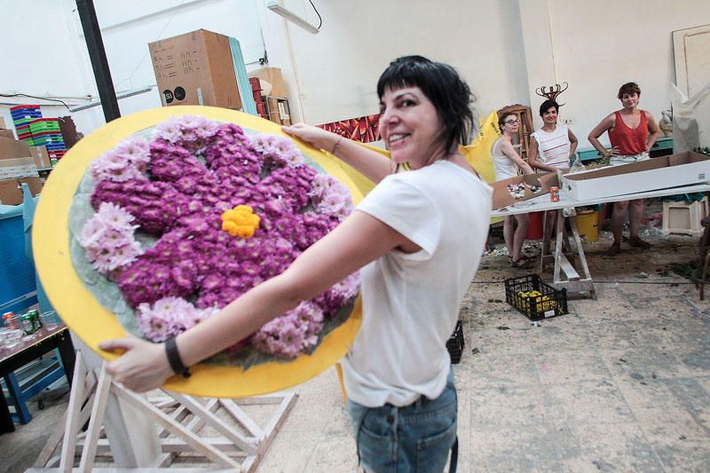 Preparación de las carrozas para la Batalla de Flores