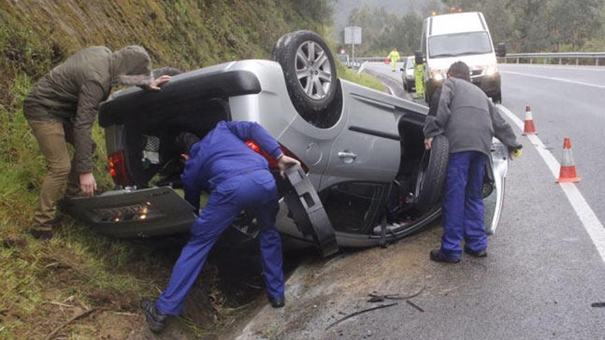 El vehículo accidentado en Marín. //  Santos Álvarez