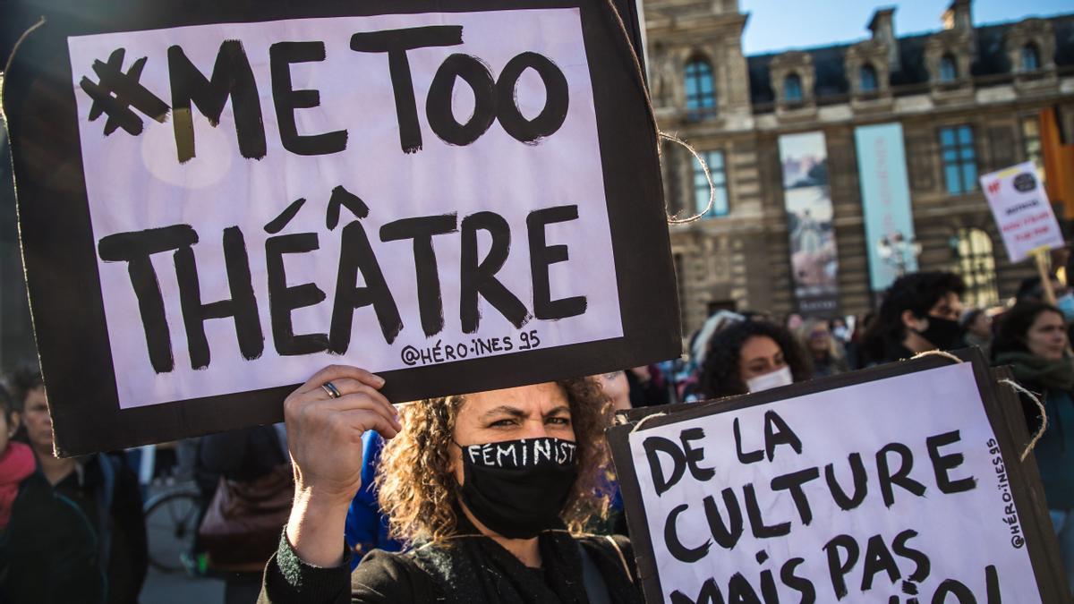 Una manifestante sostiene un cartel con el texto #MeTooTheatre durante una manifestación frente al Ministerio de  Cultura y la 'Comedie Francaise' en París