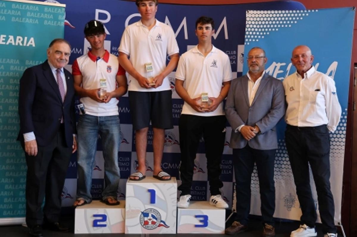 Los dos mallorquines posan en el podio en Melilla.