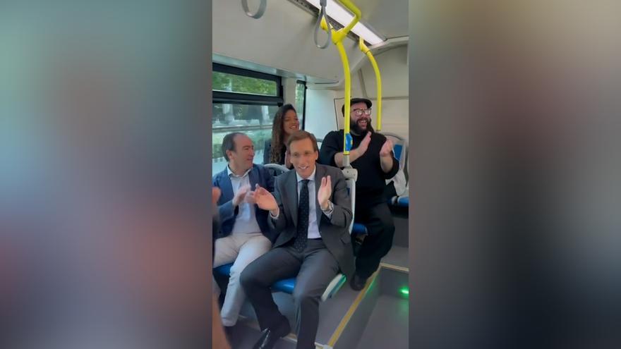 Almeida se sube a un autobús de la EMT acompañado de un coro góspel