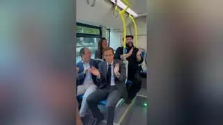 Almeida se sube a un autobús de la EMT acompañado de un coro góspel