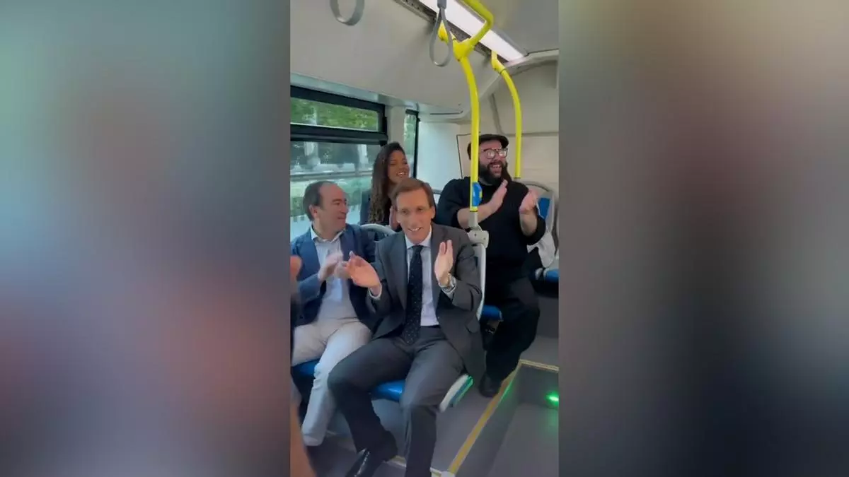 Almeida se sube a un autobús de la EMT acompañado de un coro góspel