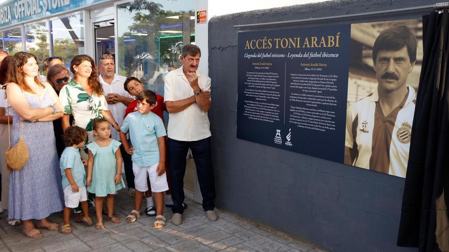 La leyenda de Toni Arabí, mito del fútbol de Ibiza, para siempre eterna en la puerta 4 de Can Misses