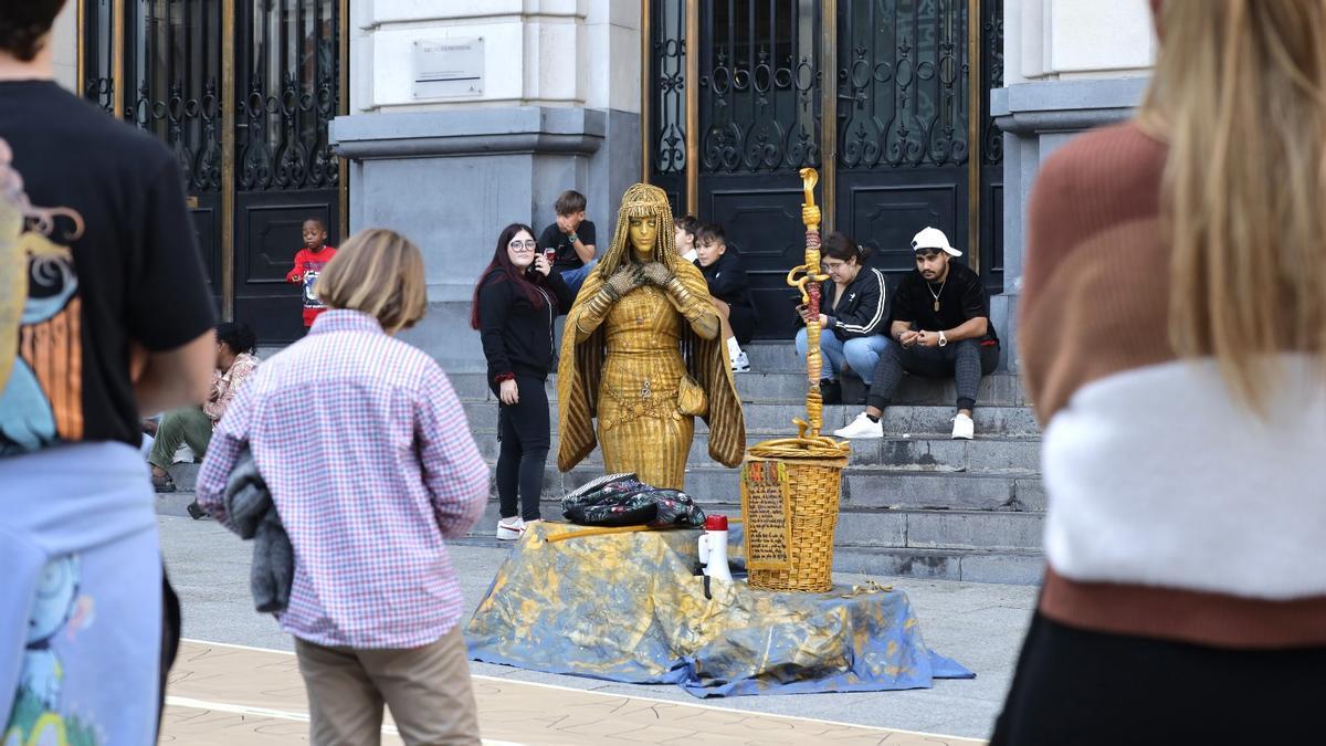 Una actriz, que interpreta a una diosa egipcia, se dirige a los zaragozanos en un momento de la protesta durante los pasado pilares.