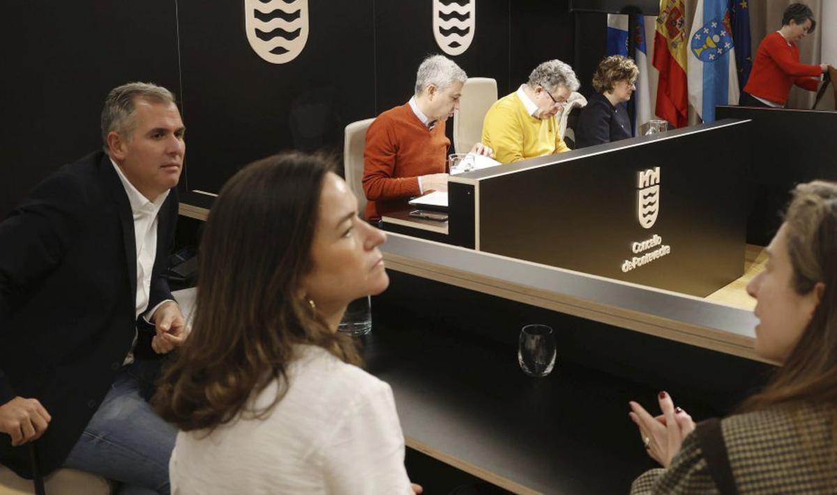 Rafa Domínguez en la bancada del PP y el alcalde al fondo (centro). | GUSTAVO SANTOS