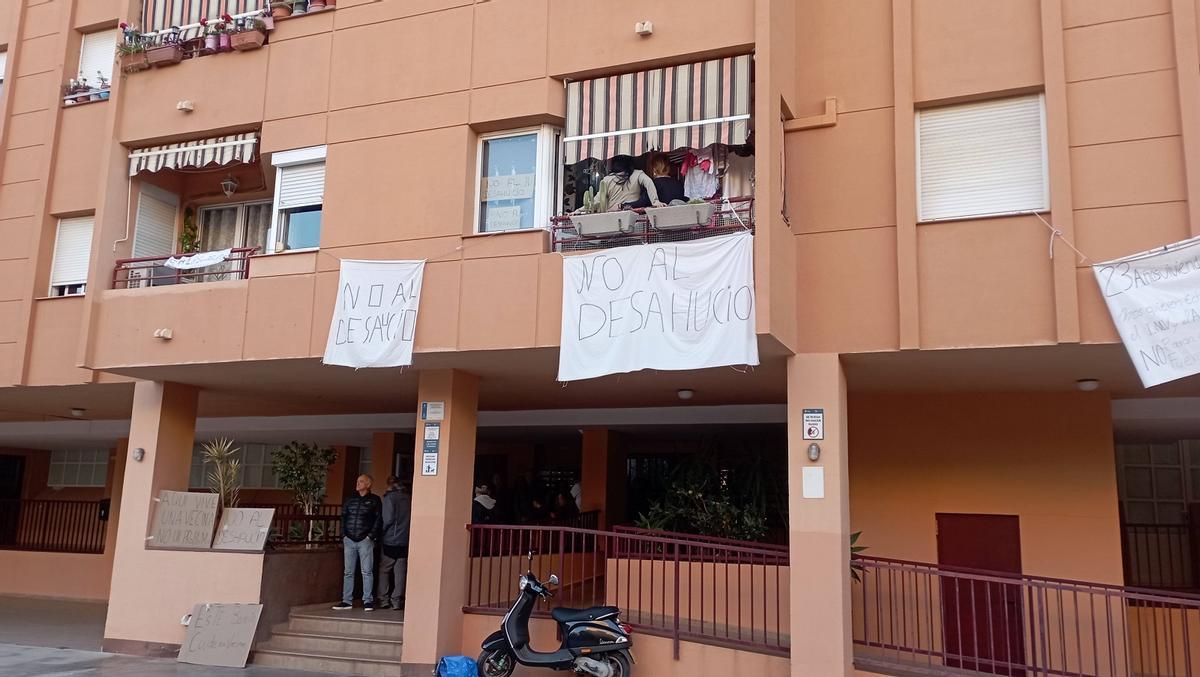 Carteles vecinales contra el desahucio, en el bloque del IMV de calle Cirilo Salinas, en Hacienda Cabello.