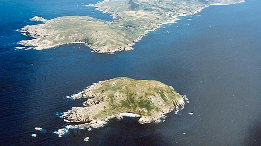 Vista de las isla de Ons y Onza, que forman parte del Concello de Bueu.