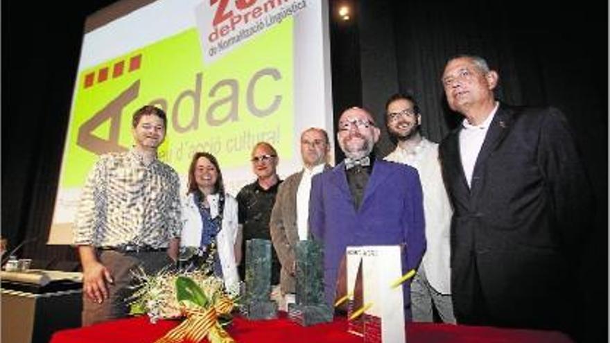 Jaume Fàbrega (amb corbata de llacet), la resta dels premiats, i el president de l&#039;ADAC, Jordi Terol (a la dreta).