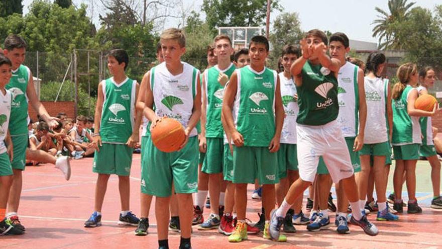 Algunos de los niños que asisten al Camus Unicaja Club Baloncesto practicando durante su estancia.