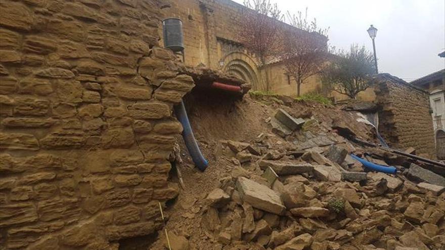 La lluvia causa el desprendimiento de un muro en El Frago