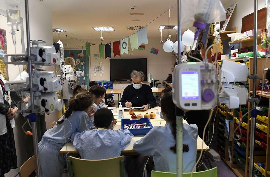 Pedro Cano lleva la pintura a Oncología Infantil de la Arrixaca