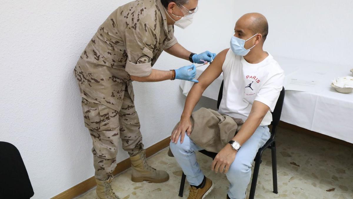 Un militar vacuna a zaragozano con la dosis de refuerzo del covid, el mes pasado en el hospital Militar.  | ÁNGEL DE CASTRO
