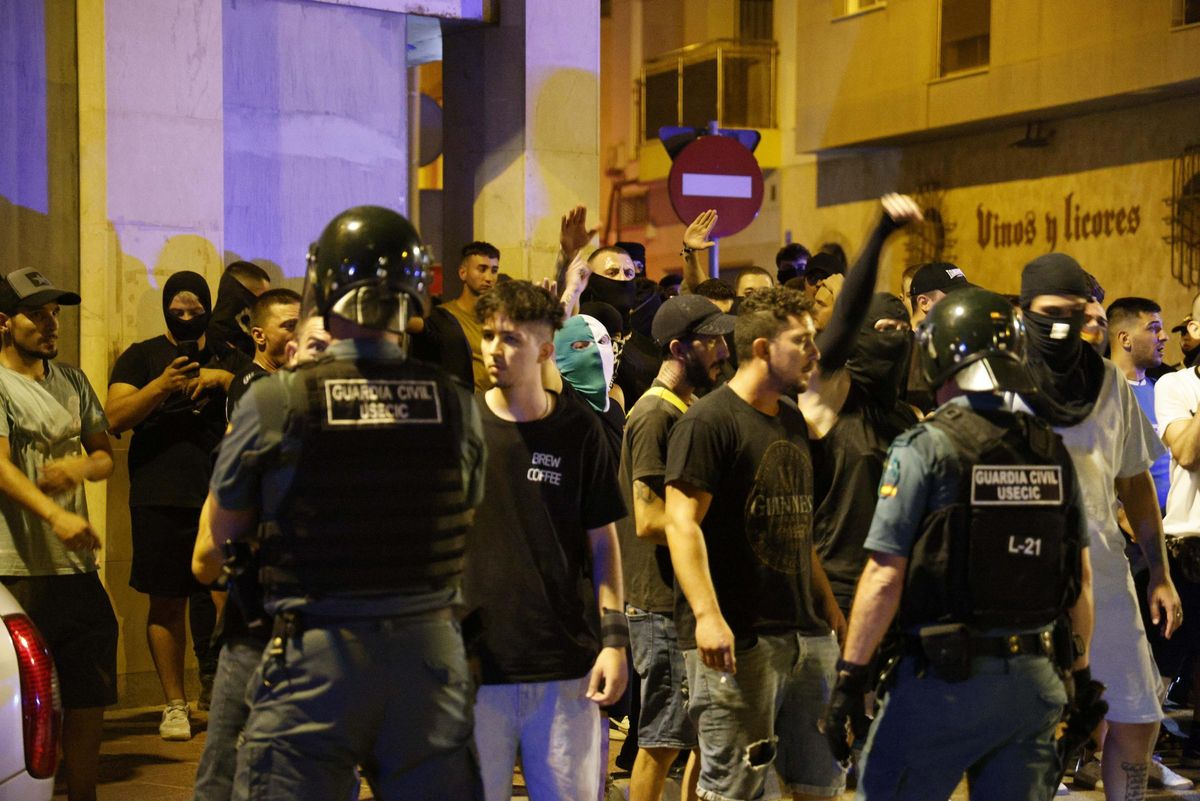 Grupos ultras y migrantes en la noche de ayer en Torre Pacheco.
