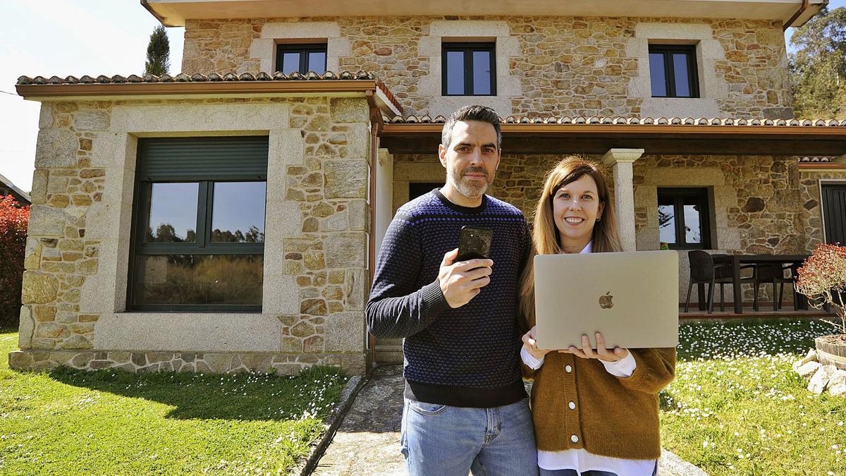 Rubén López y Silvia, en su  casa de Barbude.