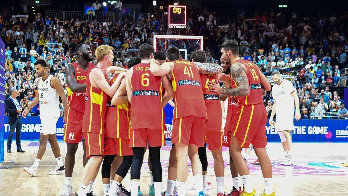 Los jugadores de la selección española se abrazan en el centro del Mercedes Benz Arena.