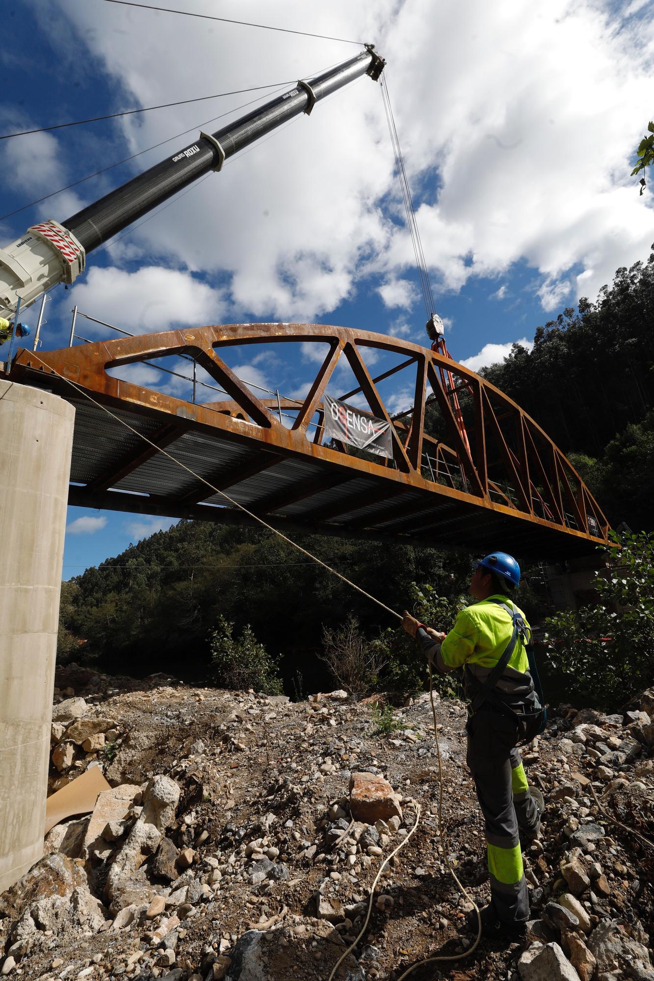 Así fue la instalación del nuevo puente de Quinzanas (Pravia)