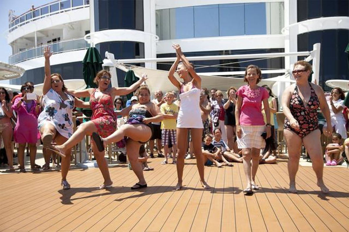 Diverses passatgeres es diverteixen amb un dels jocs de bord.