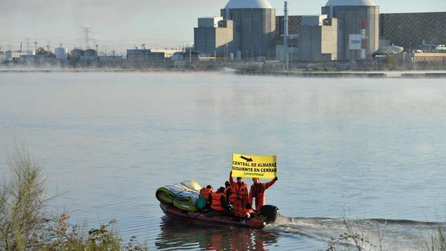 La Junta comunica a Greenpeace la necesidad de tiempo para buscar alternativas a la central de Almaraz