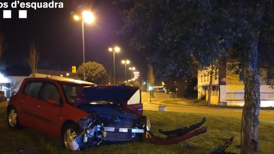 El cotxe accidentat en una rotonda de Sarrià de Ter el 2 de febrer
