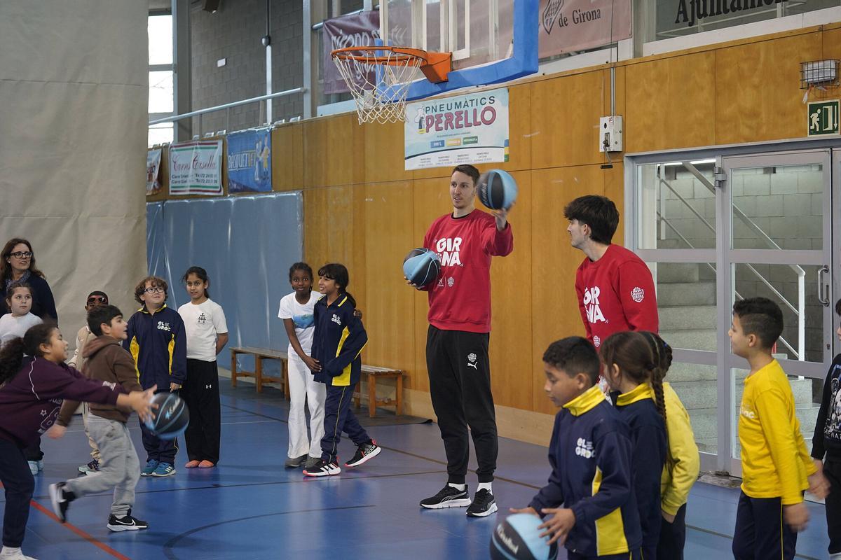 Girona pavello santa eugènia alumnes Escola Santa Eugènia de Girona trobada amb jugadors del Bàsquet Girona