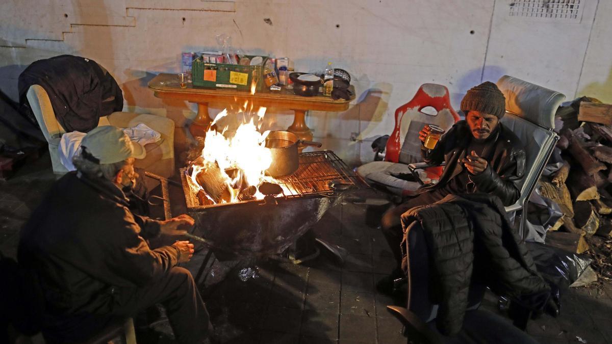 Amigos de la Calle reparte alimentos calientes y ropa para que las personas sin techo ganen la batalla a las bajas temperaturas