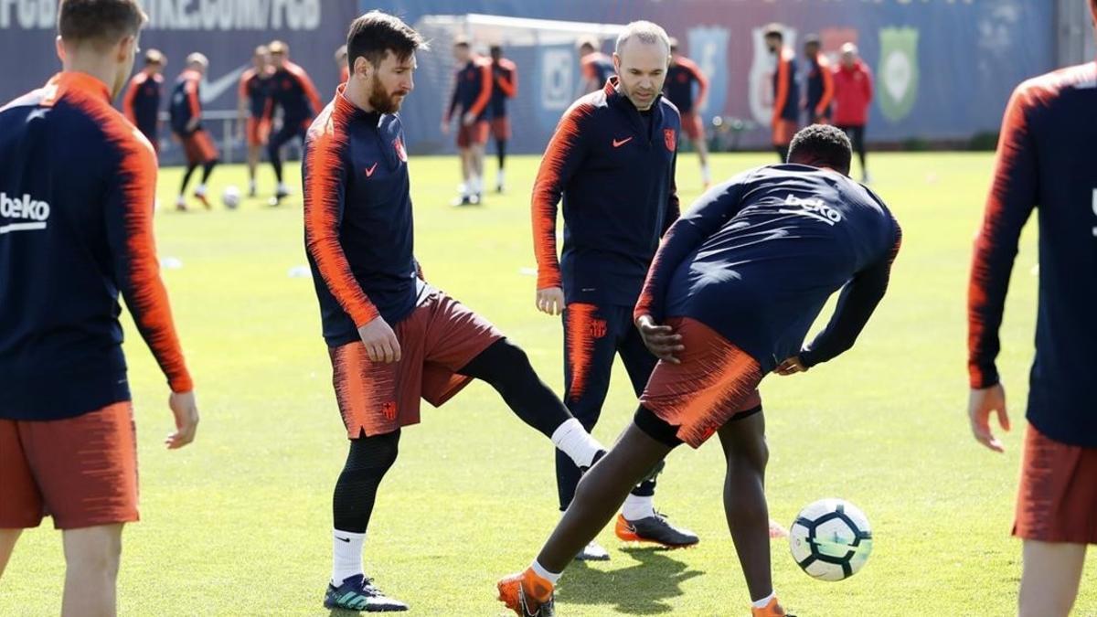 Los jugadores del Barça hacen un rondo en el entrenamiento de este domingo.