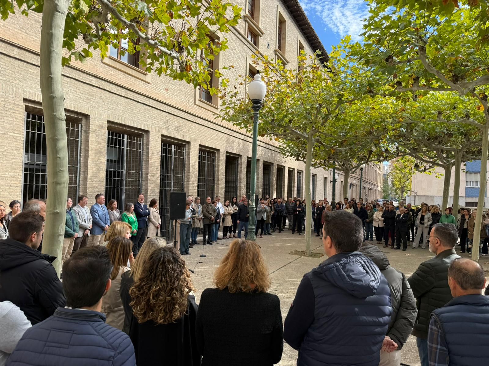 En imágenes | Minuto de silencio en memoria de Eugenia, la última víctima de la violencia machista en Aragón