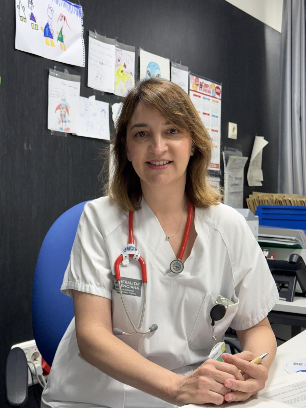 La doctora responsable del programa y su seguimiento en consultas externas, Carolina Vizcaíno, supervisa la evolución de estos pacientes