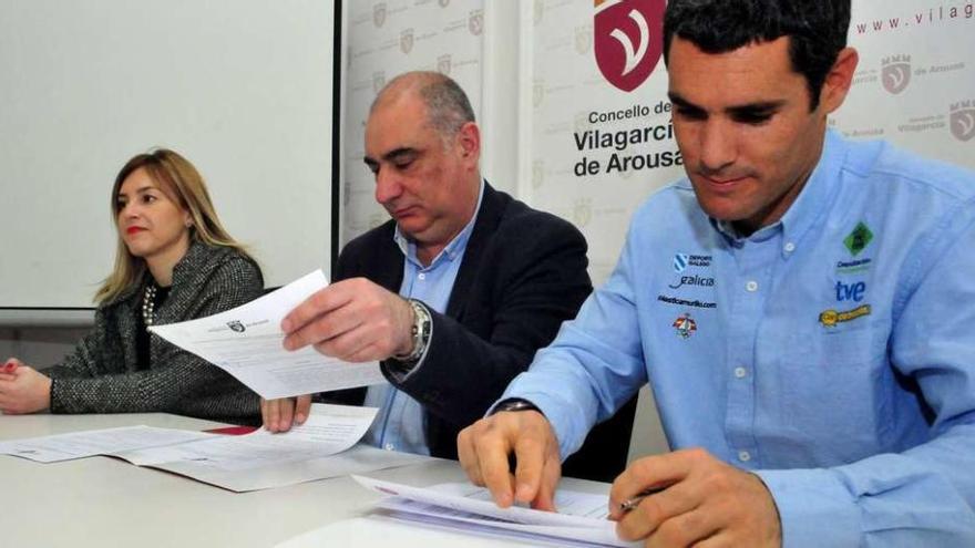 Begoña Mesejo junto a Argimiro Serén y Antón Paz durante la firma de renovación del convenio con el ayuntamiento. // Iñaki Abella