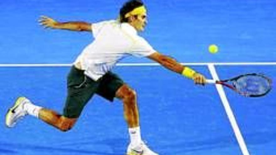 Federer sufre para continuar en Australia