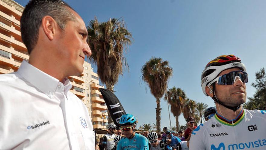 Ángel Casero y Alejandro Valverde, en la salida de una etapa en Calpe