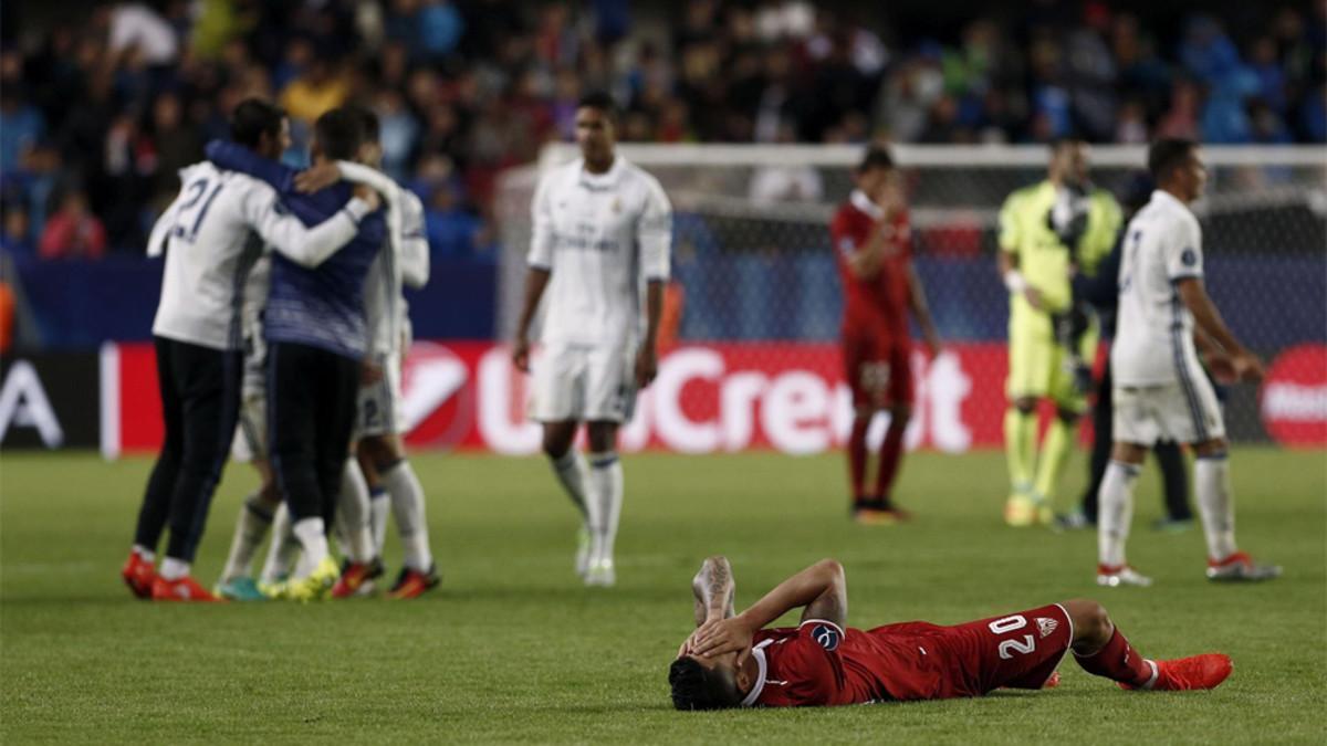Los jugadores del Real Madrid celebran el título de la Supercopa de Europa 2015/16 con el sevillista Vitolo tomado en el suelo, lamentándose