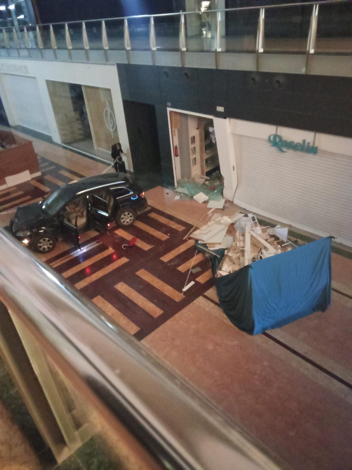 Destrozos en la fachada de uno de los negocios asaltados.